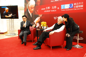 DOCA commissioner Liu Wei-gong (left) and Gilbert Varga (center) interact with the press May 16, Taipei City. At the right is TSO Assistant Conductor Wu, Shou-ling. (Photo courtesy of Carol Hsieh)